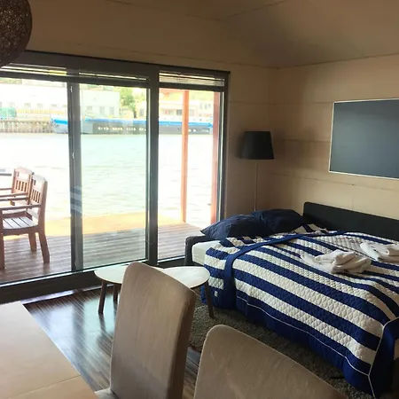 ספינת מלון Houseboat Benjamin - Houseboats Benjamin & Franklin פראג